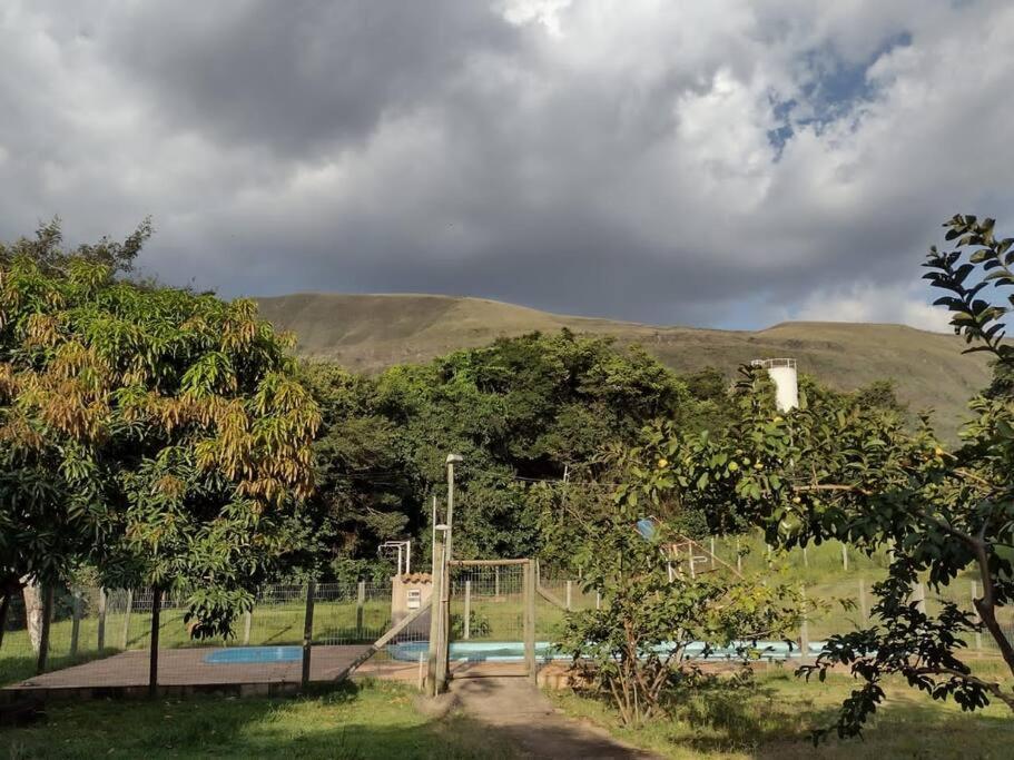 Villa Sitio Da Tia Lucia Perto Da Montanha Brumadinho Exterior foto